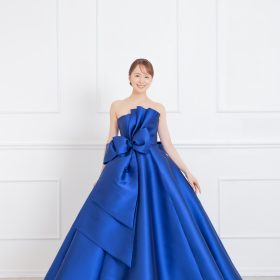 ブルーのエリ松居のドレス