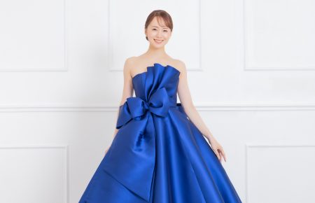 ブルーのエリ松居のドレス